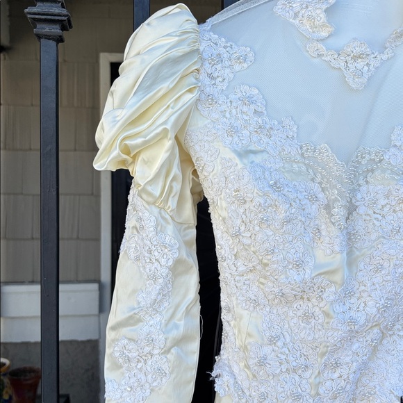 Vintage Elegant Ivory Wedding Dress with Train
size 2 preserved in box - Picture 4 of 9